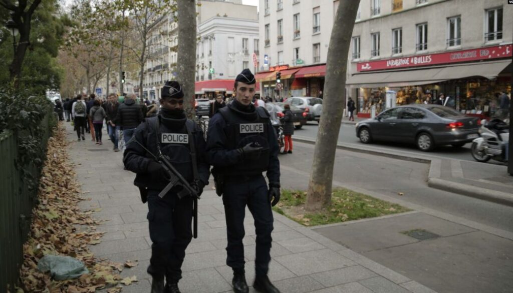 Police_outside_Bataclan_after_the_attack